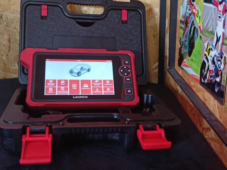 Taller neumáticos Buenas Ruedas Murcia equipamiento profesional Servicio montaje ruedas equilibrado Murcia Pantalla de diagnóstico de automóvil con interfaz y gráficos de vehículo.