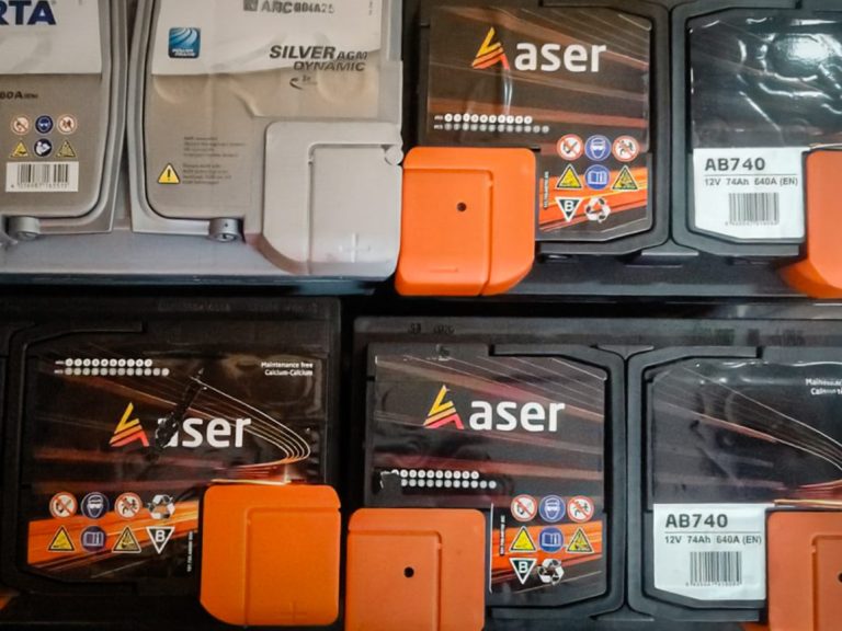 Taller neumáticos Buenas Ruedas Murcia equipamiento profesional Servicio montaje ruedas equilibrado Murcia baterias de la marca Aser en estantes de almacenamiento.